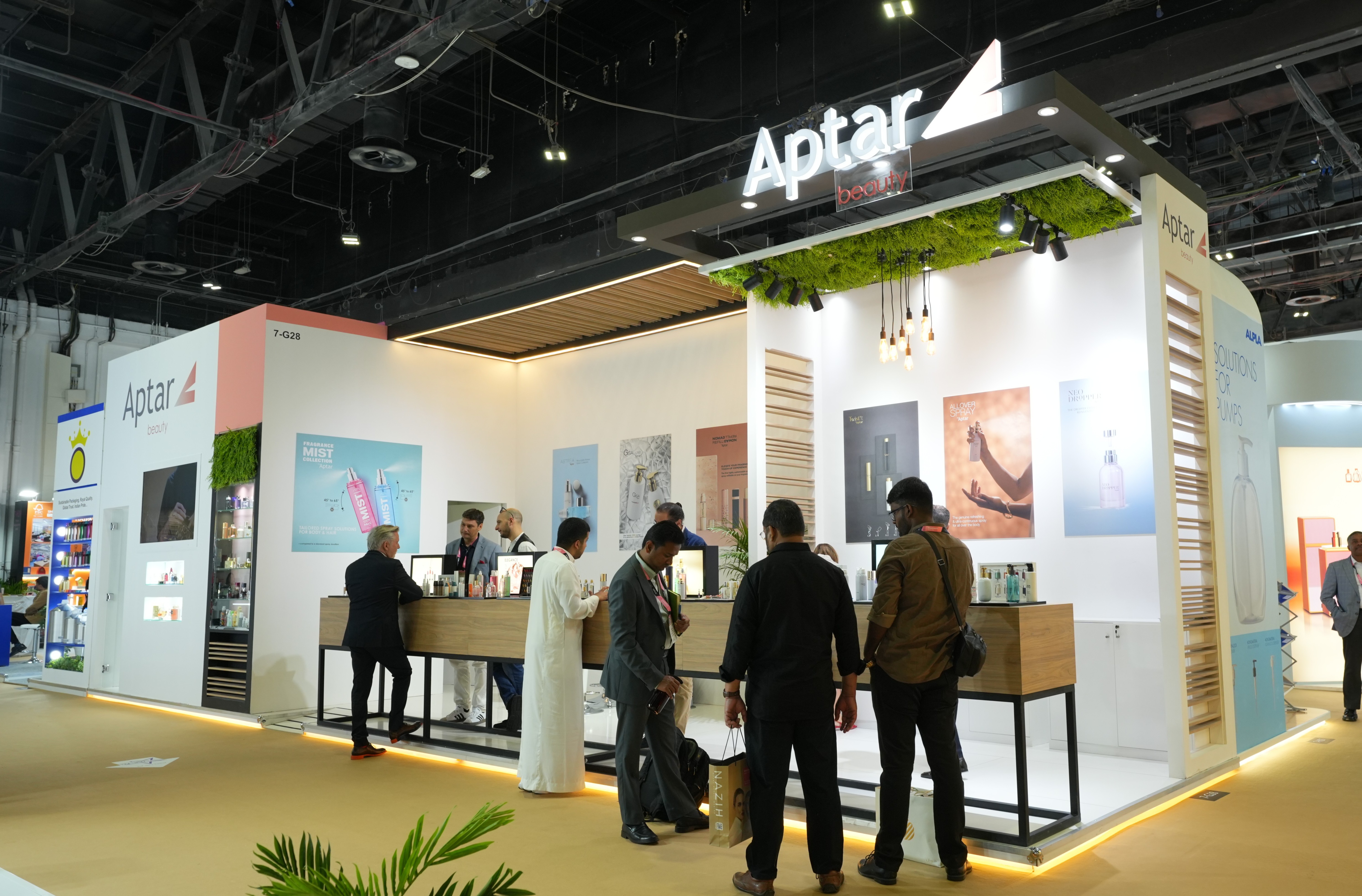 APTAR - BEAUTY WORLD 2025 Background